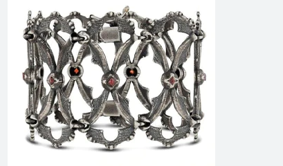 Gothic Royalty: Necklaces Fit for Dark Queens and Kings post thumbnail image
